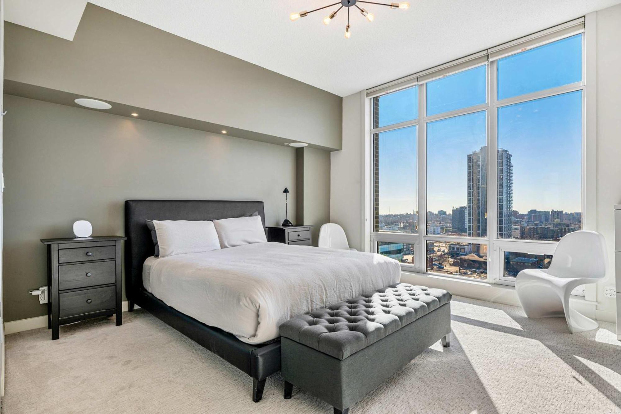 Urban Oasis - 2br Downtown Large Balcony Apartment *