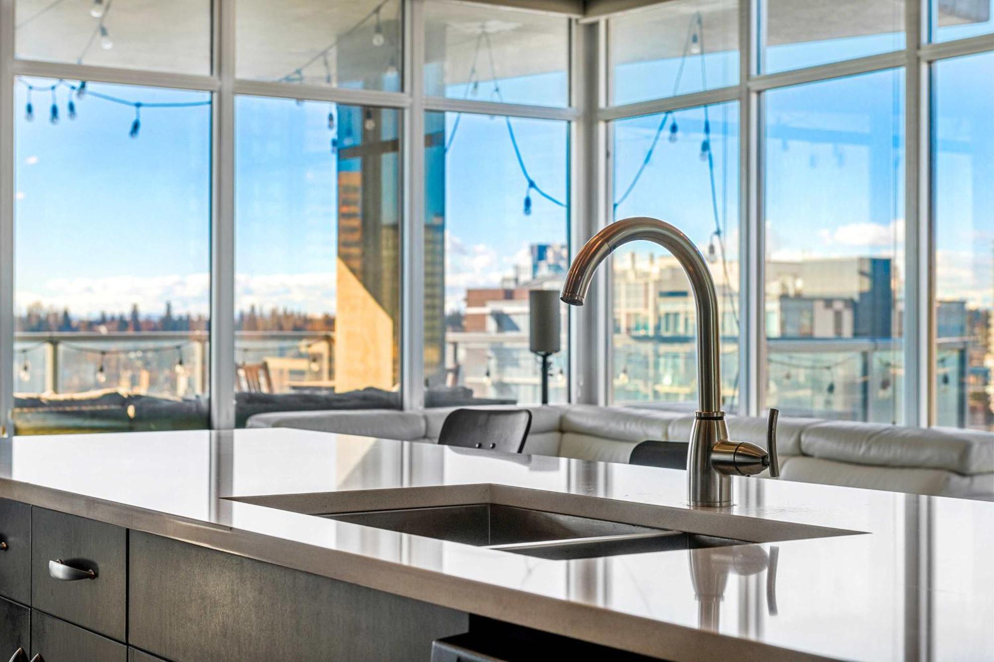 Urban Oasis - 2br Downtown Large Balcony Calgary