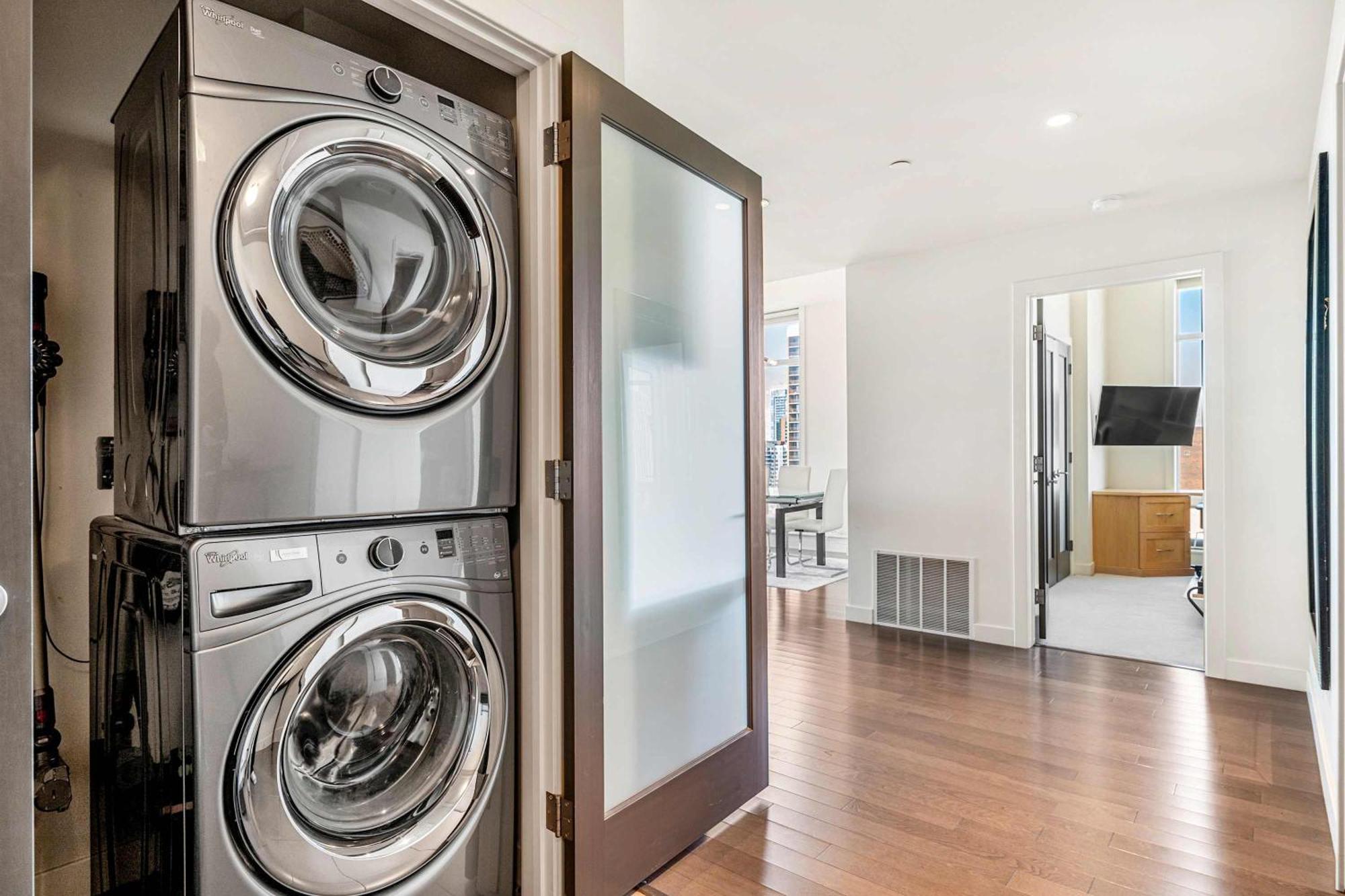 Urban Oasis - 2br Downtown Large Balcony Calgary