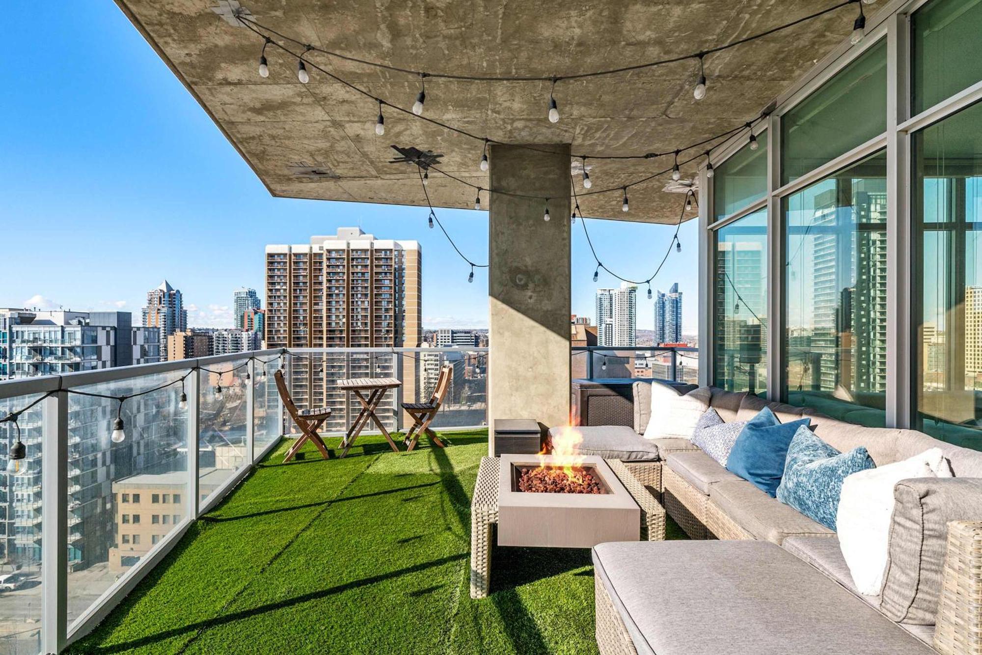 Urban Oasis - 2br Downtown Large Balcony Apartment